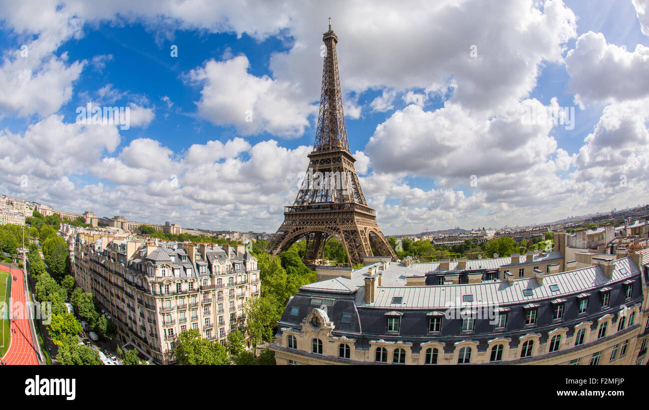 Eiffelturm, betrachtet über Dächer, Paris, Frankreich, Europa Stockfoto