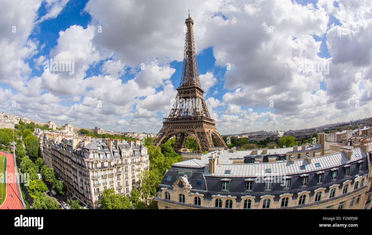 Eiffelturm, betrachtet über Dächer, Paris, Frankreich, Europa Stockfoto