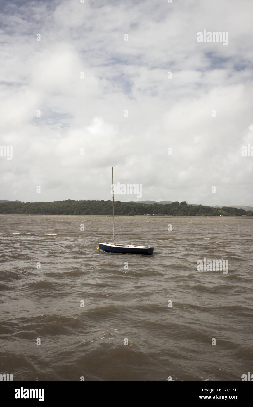 Blaues Boot im Meer in Morecambe Bay. UK Stockfoto