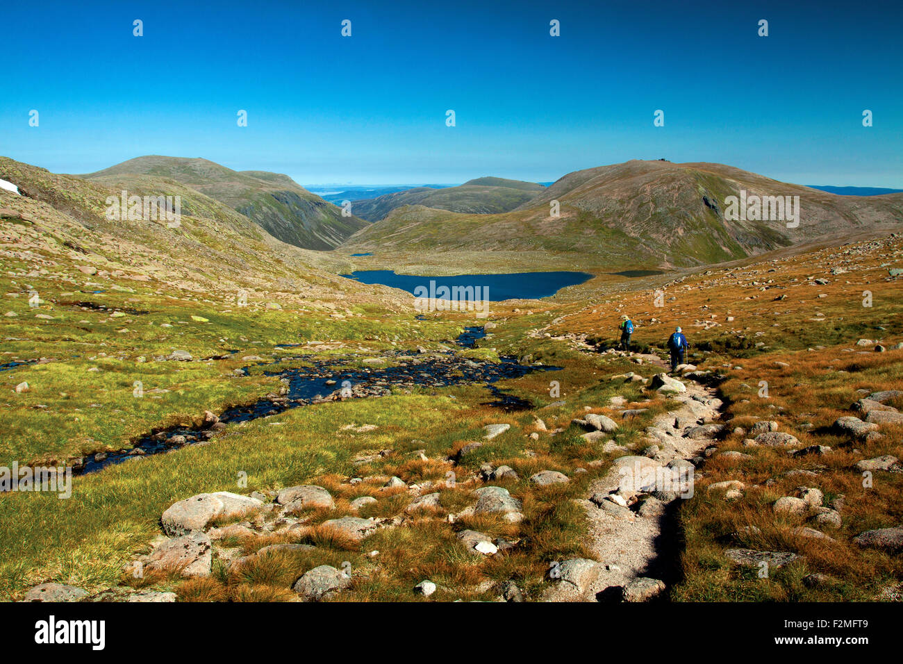 Beinn Mheadhoin und Cairn Gorm von oben Loch Etchachan, Cairngorm National Park, Badenoch & Speyside Stockfoto