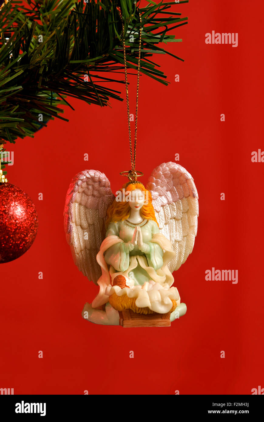 Schöne Weihnachten Engel Ornament vertikalen Schuss auf rotem Grund Stockfoto