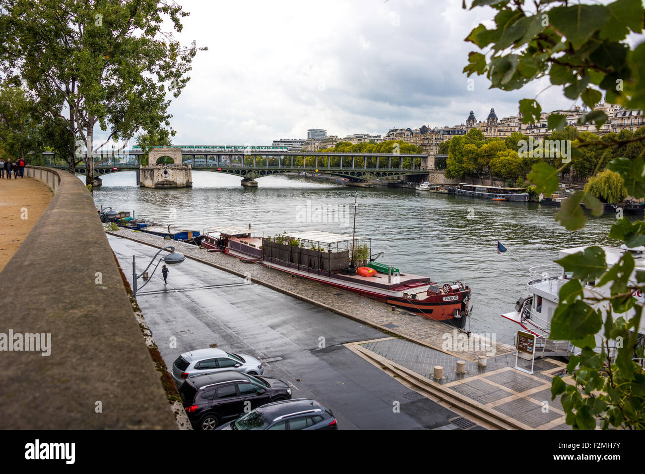Boote am Ufer in der europäischen Stadt Paris In Frankreich Stockfoto