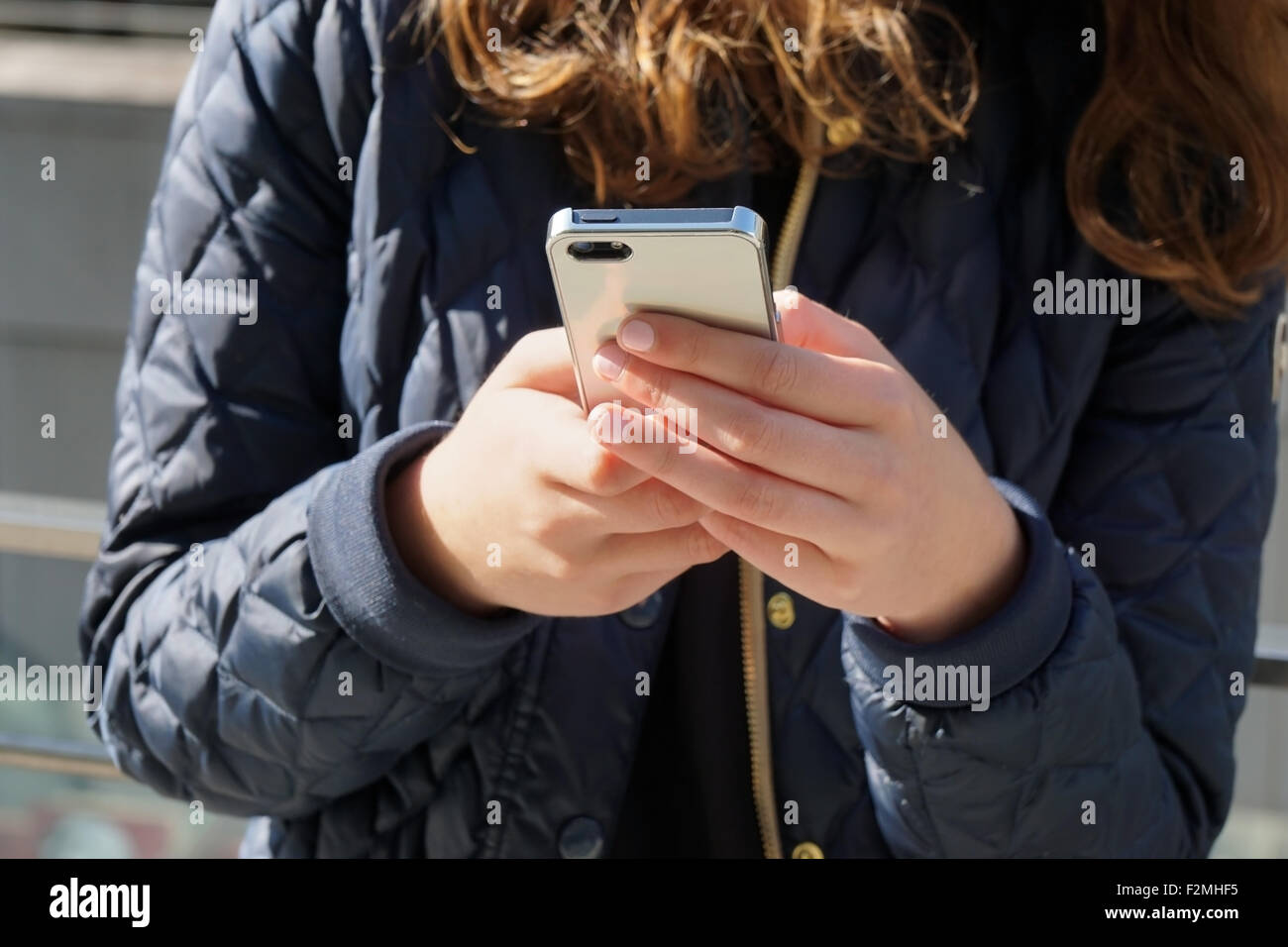 Frau mit Smartphone Stockfoto