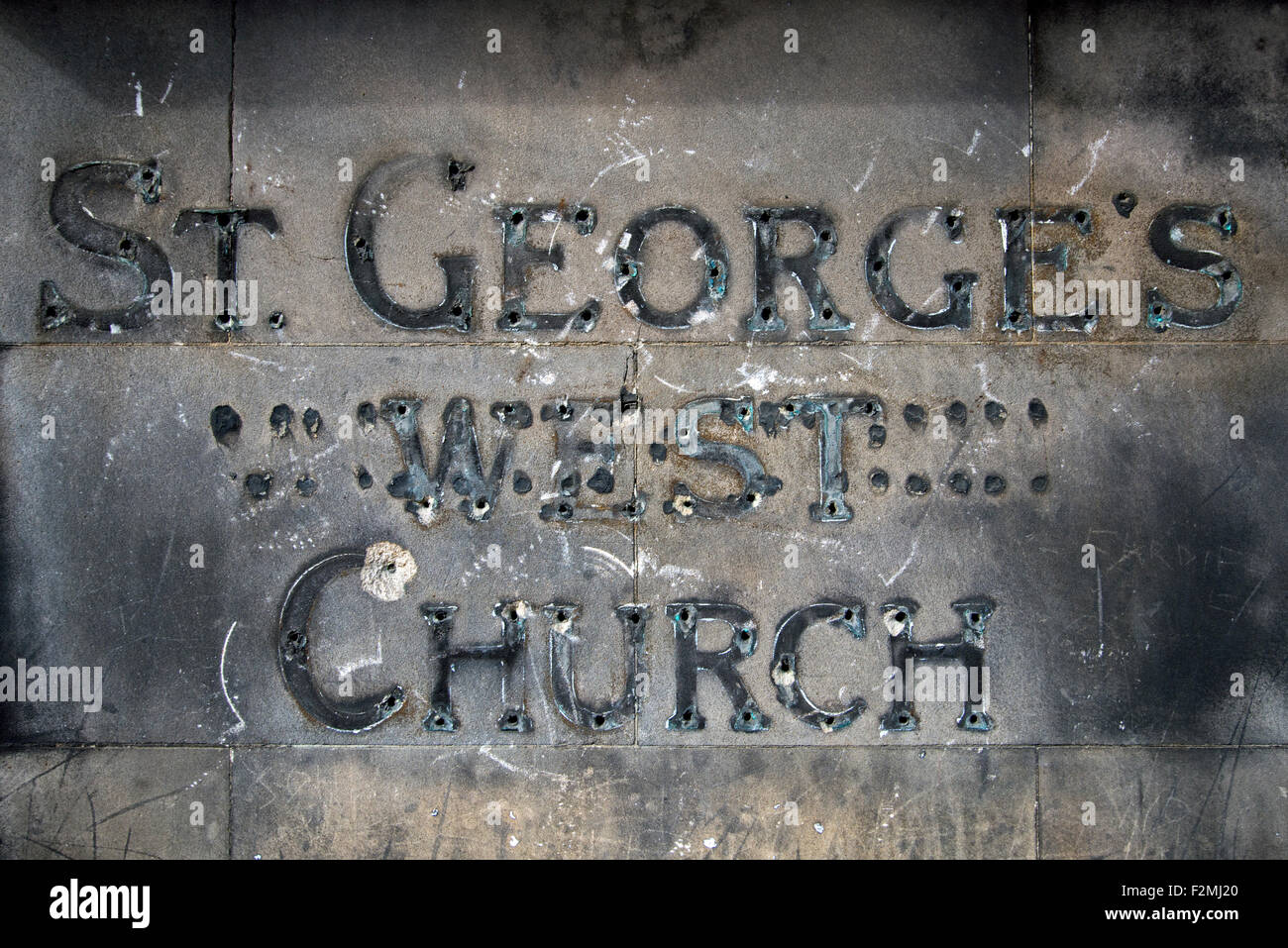 Der Name wurde von St George West Church in Shandwick Place in Edinburgh, Scotland, UK entfernt. Stockfoto