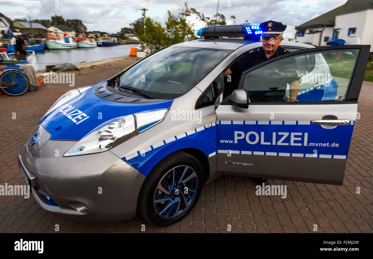 Polizeichef Peter Damaske stellt neben das erste Elektroauto der Patrouille  der Polizei im deutschen Bundesland Mecklenburg-Vorpommern in Vitte auf  Hiddensee Insel gelegen, Deutschland, 21. September 2015. Die ersten  Funkstreifenwagen des Staates mit