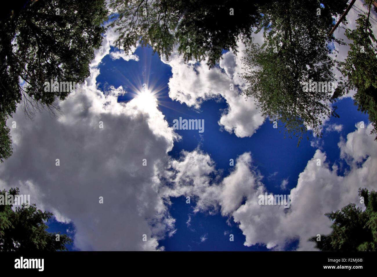 Sonne hinter Wolken Long Island New York herausschauen Stockfoto