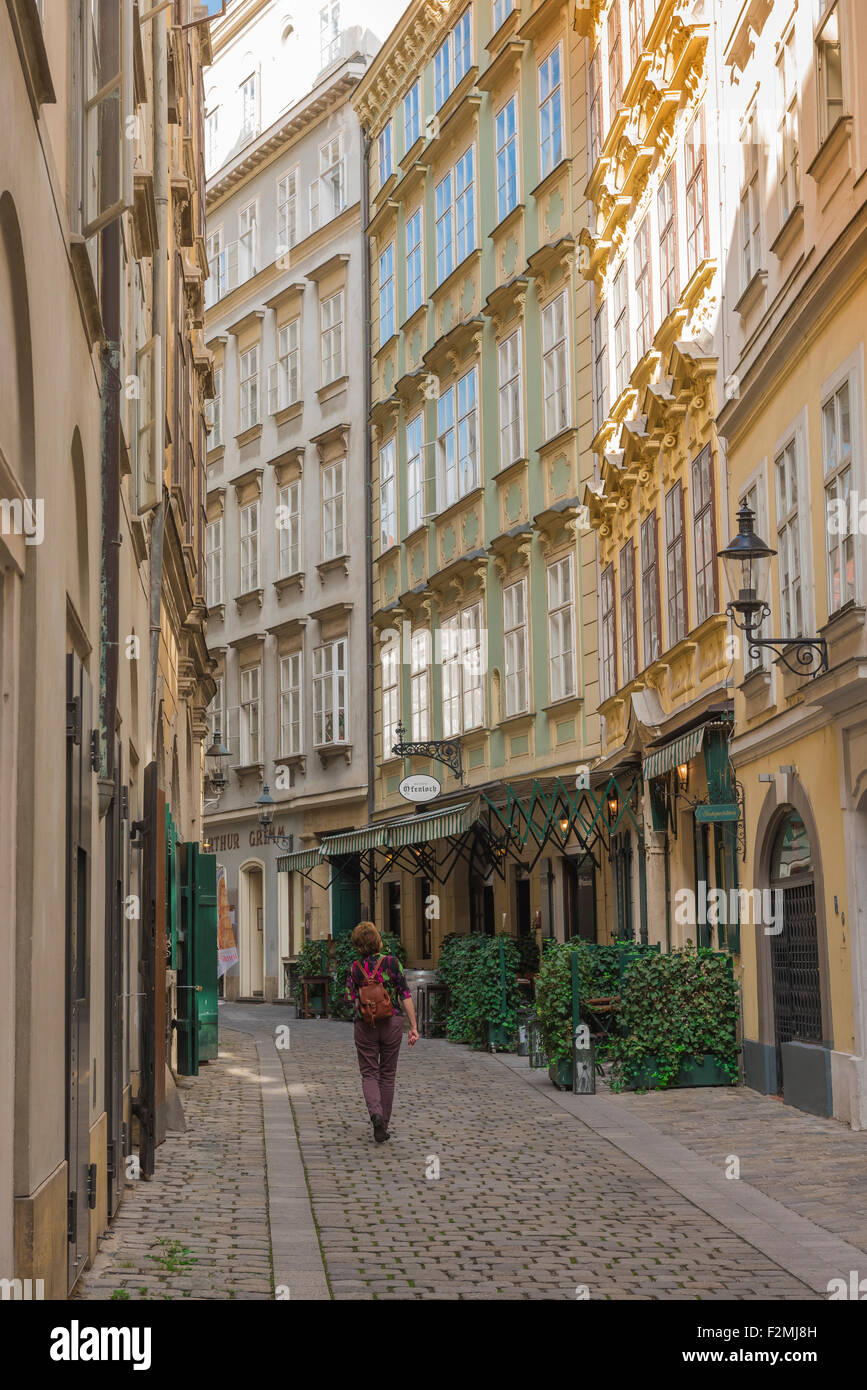 Die Altstadt von Wien Innere Stadt, eine weibliche Touristen trägt einen Rucksack erforscht eine Straße in der historischen Altstadt von Wien, Österreich. Stockfoto
