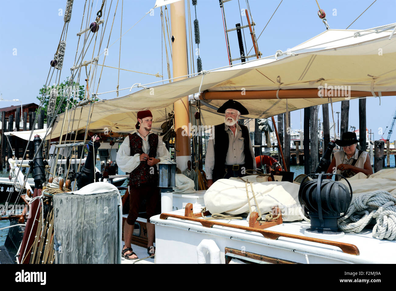 Captain Horatio Sinbad und crew an Bord der Rpelica Piratenschiff Meka II Greenport Hafen Long Island New York Stockfoto