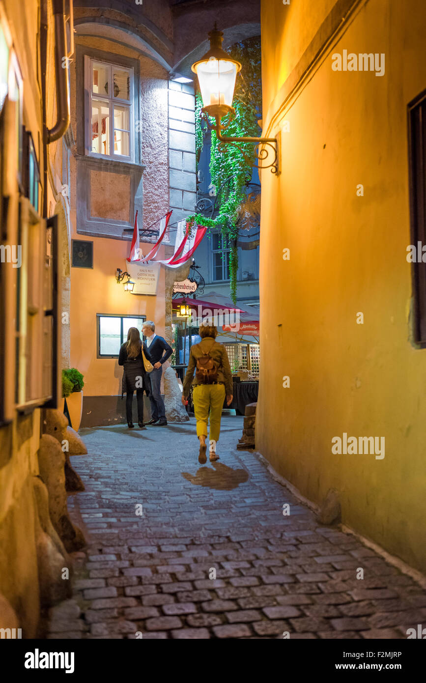 Wiener Altstadt, Blick auf eine touristische Wanderungen durch eine Gasse in der Altstadt, die zum griechenbeisl, Standort der ältesten Taverne in der Stadt. Stockfoto