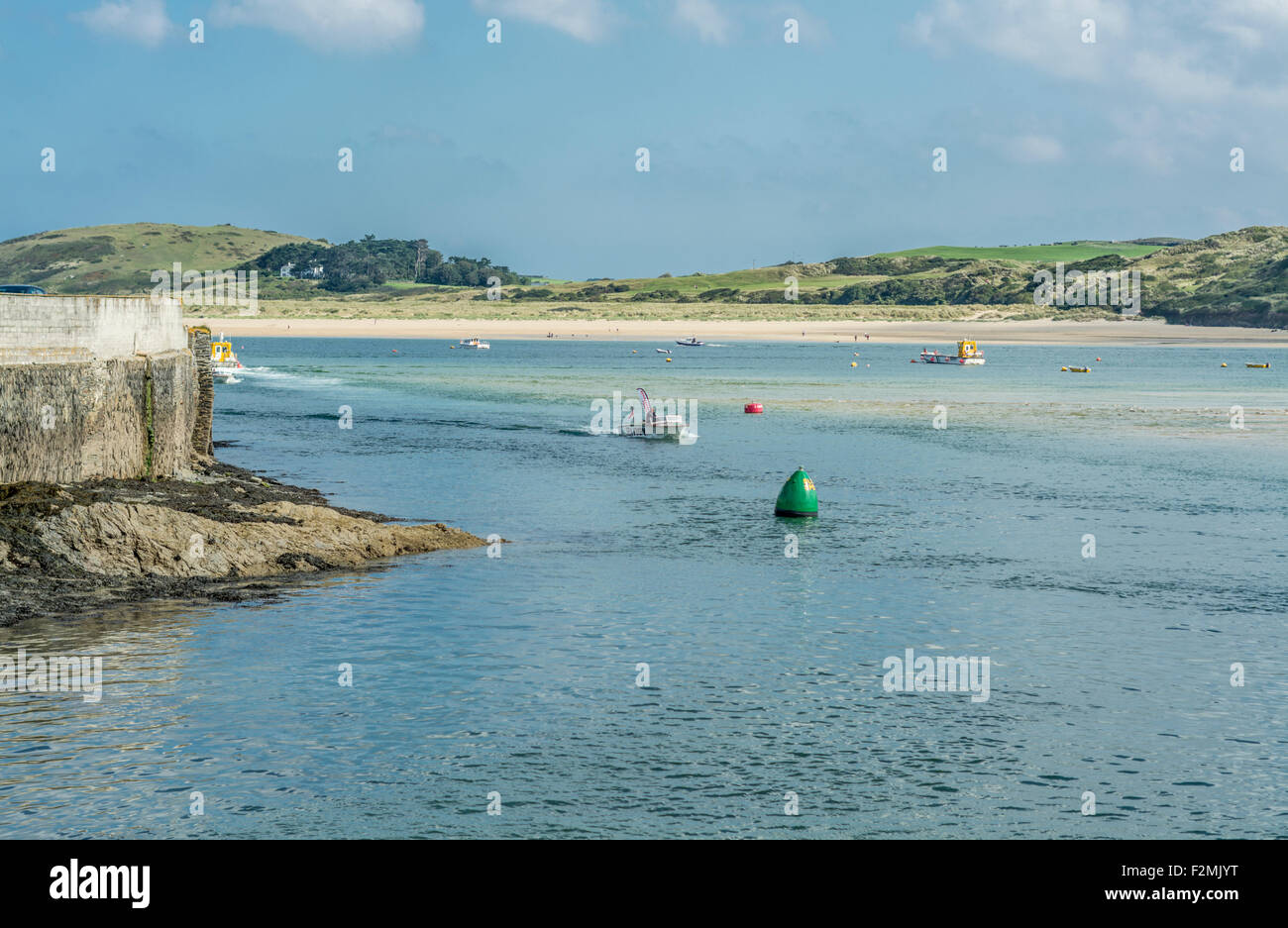 Kamel-Mündung, North Cornwall, UK außerhalb Padstow Hafeneinfahrt mit Blick in Richtung Rock. 8. September 2015 übernommen. Stockfoto