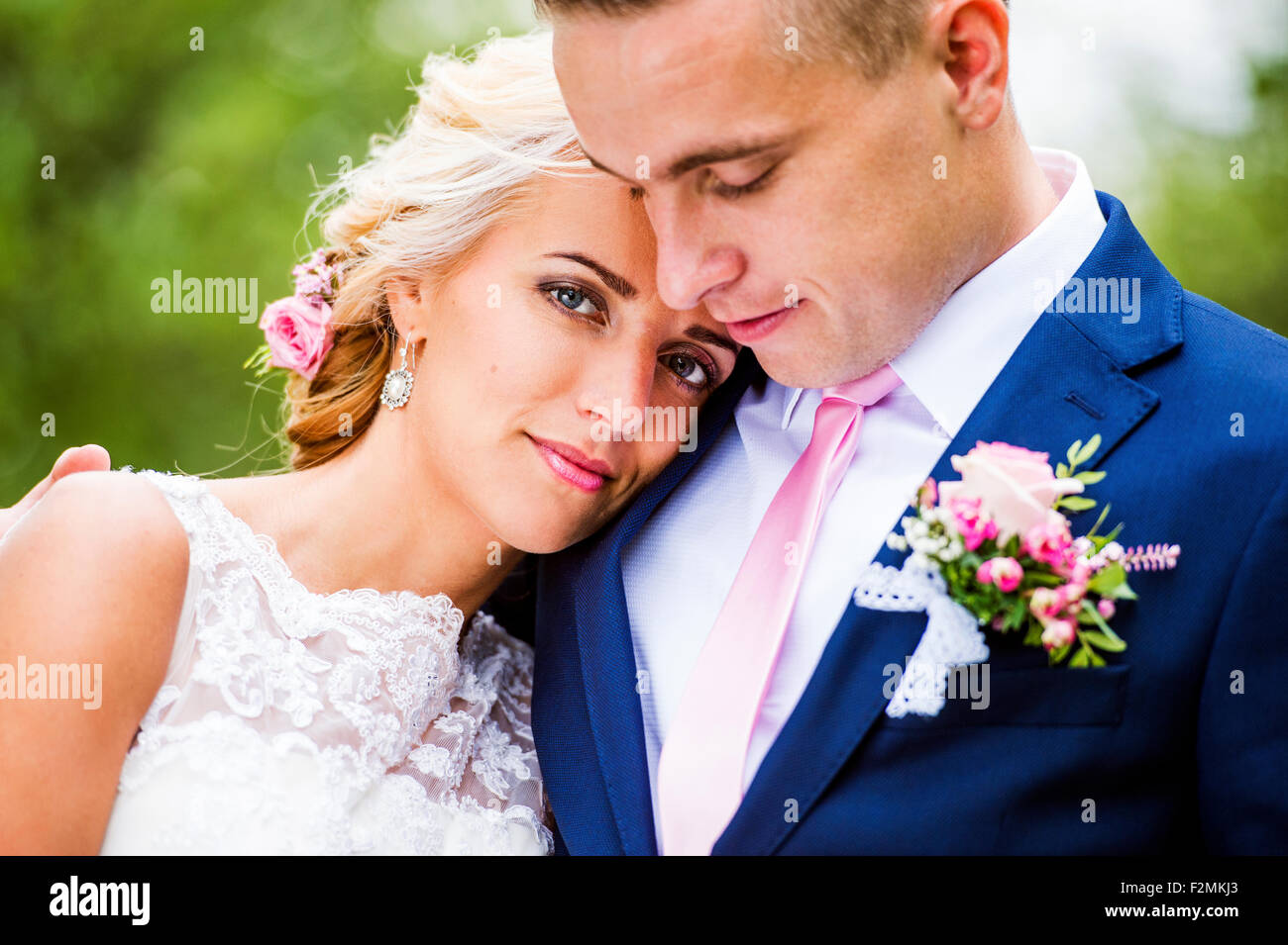 Schöne junge Hochzeitspaar draußen in der Natur Stockfoto