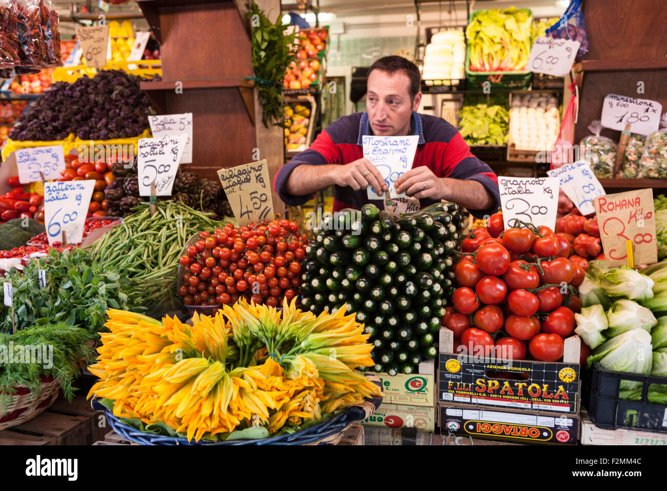 Kreditor an Erbaria (Gemüsemarkt) Rialto, Venedig, Italien. Ein Korb mit Zucchiniblüten, Tomaten, Bohnen & Zucchini auf Verkauf Stockfoto