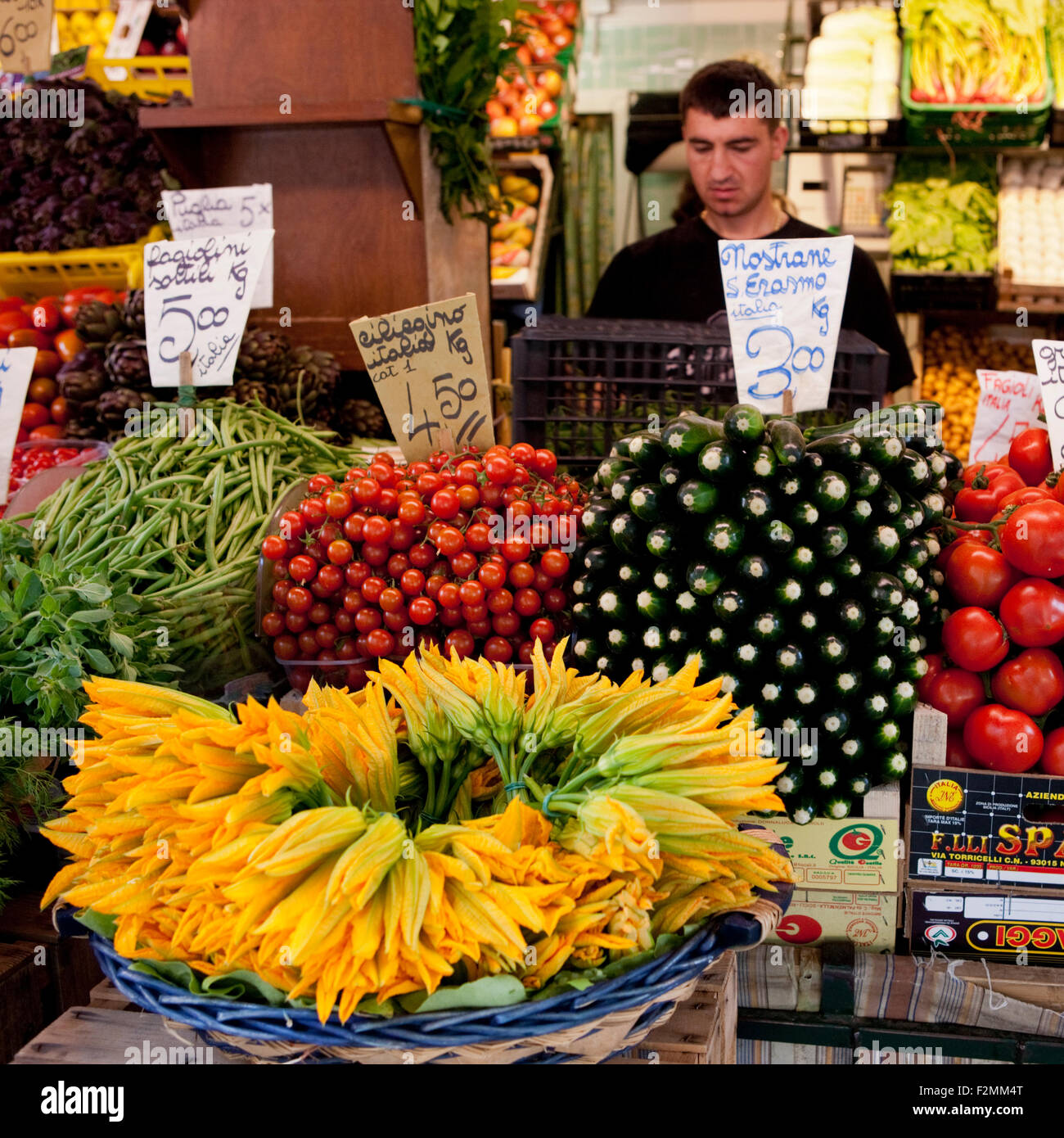 Kreditor an Erbaria (Gemüsemarkt) Rialto, Venedig, Italien. Ein Korb mit Zucchiniblüten, Tomaten, Bohnen & Zucchini auf Verkauf Stockfoto