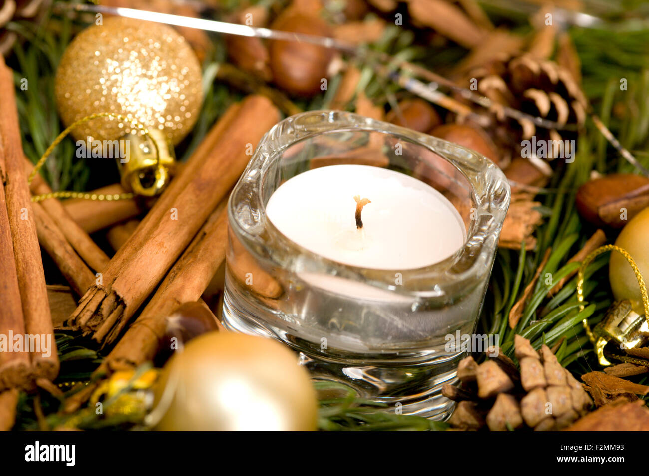 frisch zubereitet und einfach Weihnachten Tisch Design aus Glücksfall und Store Schrank-Elemente mit einem Teelicht beleuchten Stockfoto