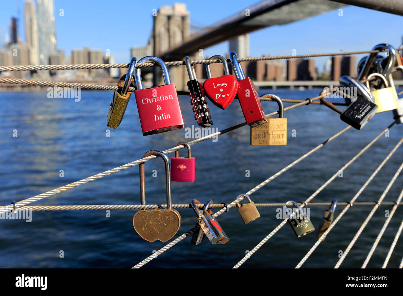 Liebesschlösser unter der Brooklyn Bridge auf die Brooklyn Seite New York City Stockfoto