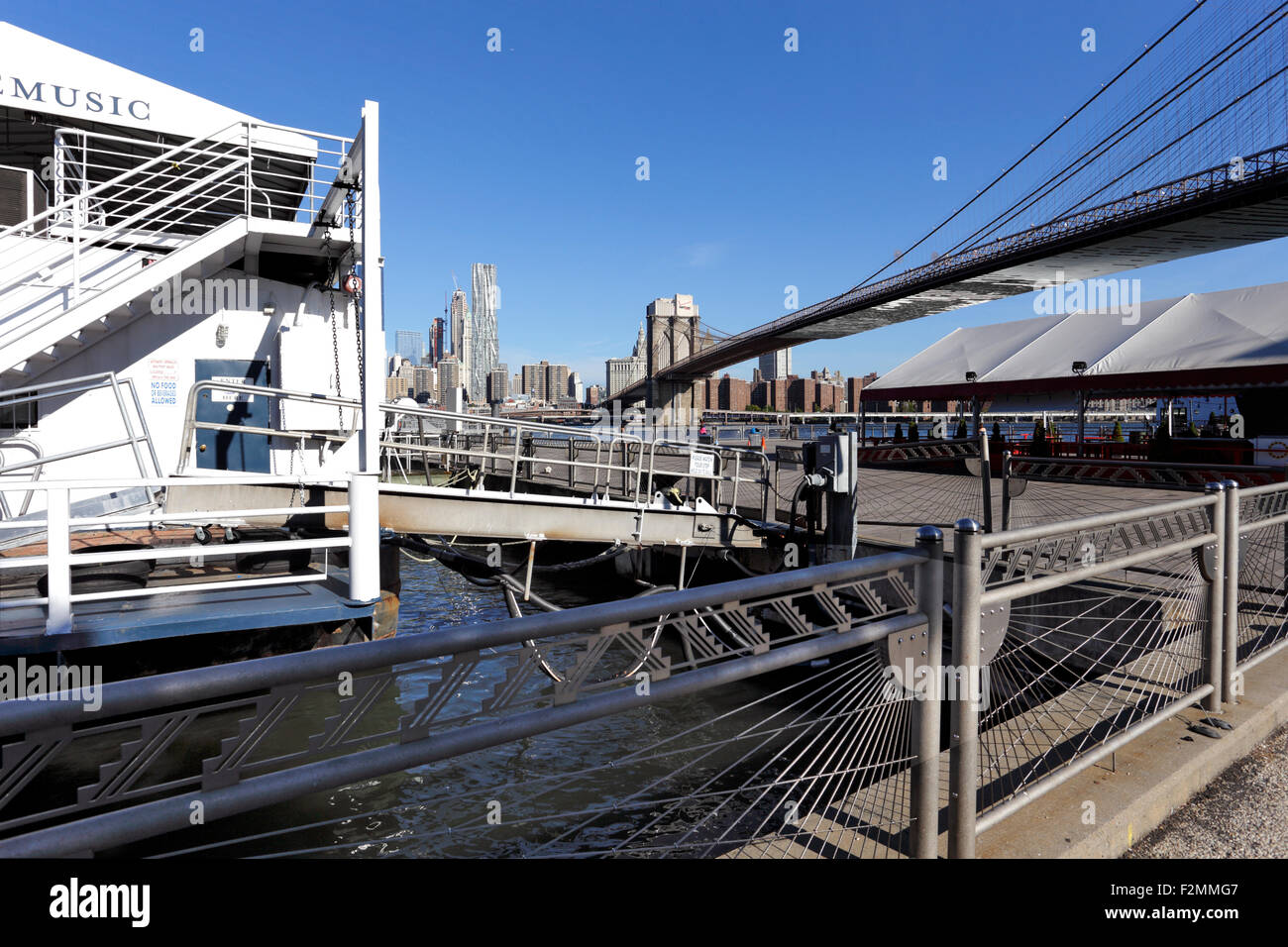 Unter der Brooklyn Bridge Fulton Landing park Brooklyn New York City Stockfoto