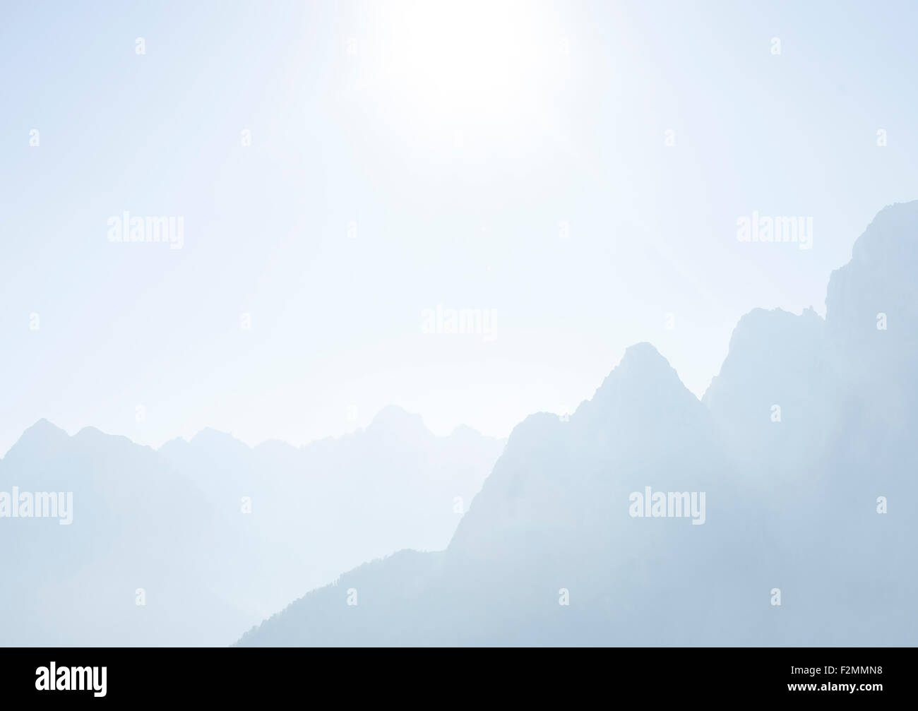 Bergsilhouette mit heller Farbe unikales. Stockfoto