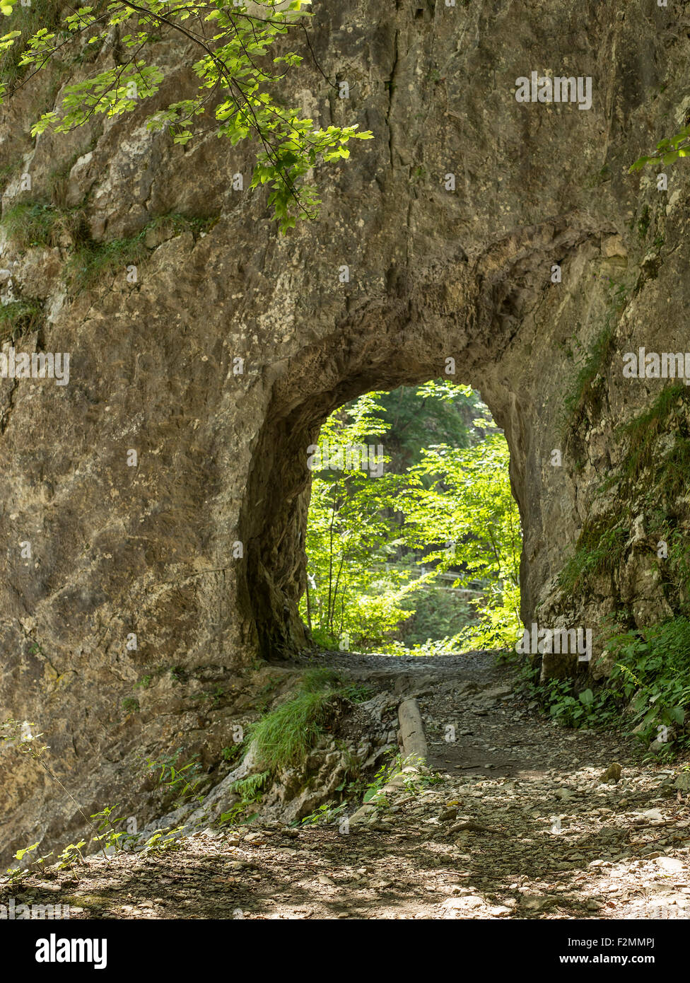Fels-Tunnel gebildet in der Natur, von Menschen gemacht. Stockfoto
