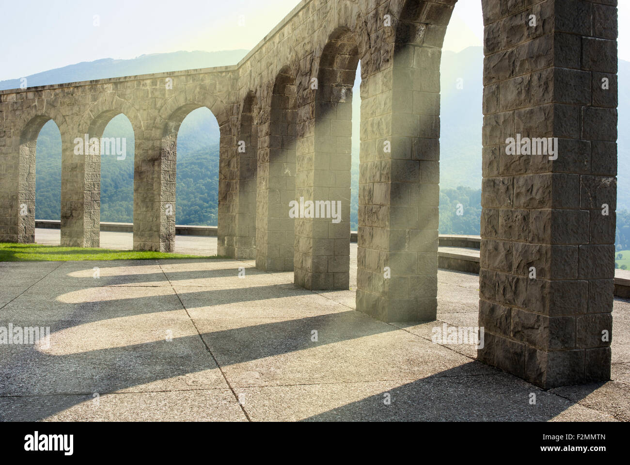 Stein-Säulen mit Sonnenstrahlen Stockfoto