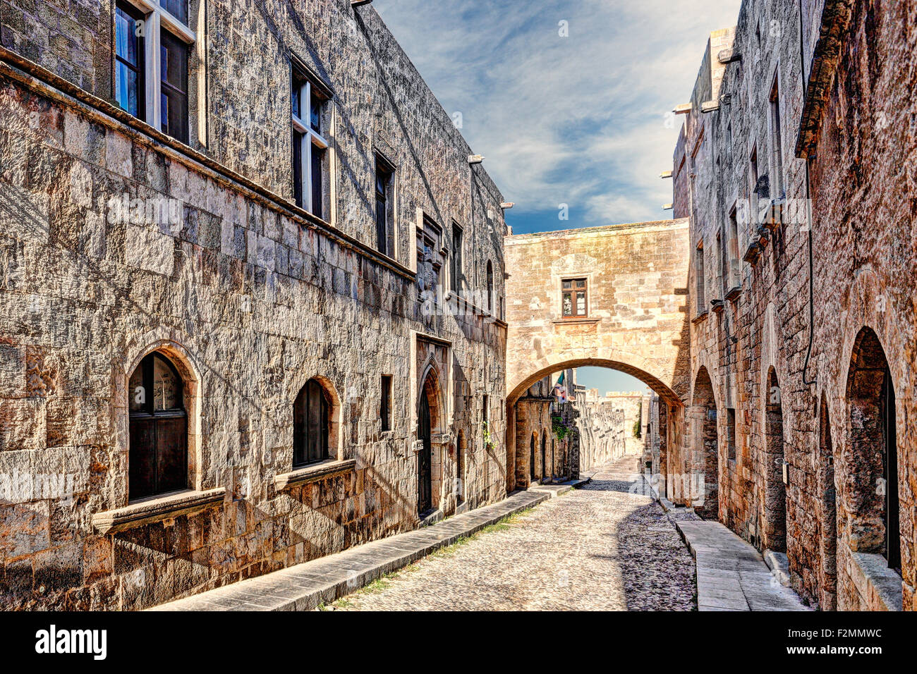 Die Straße der Ritter in Rhodos Griechenland ist eines der am besten erhaltenen und eindrucksvollen mittelalterlichen Bauwerke der Welt. Stockfoto