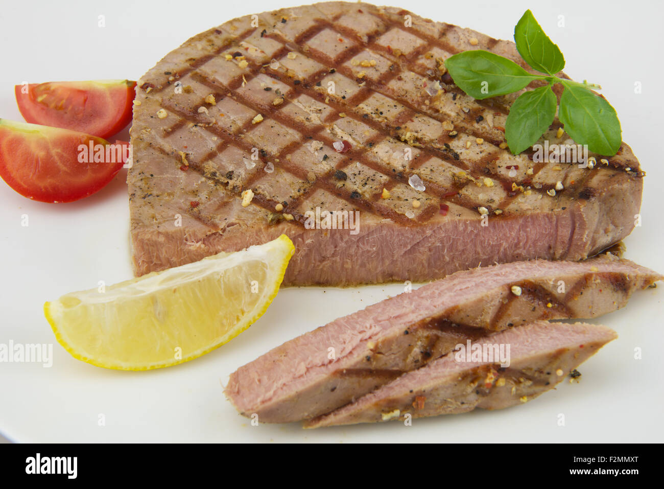Thunfisch-Steak mit Zitrone Stockfotografie - Alamy