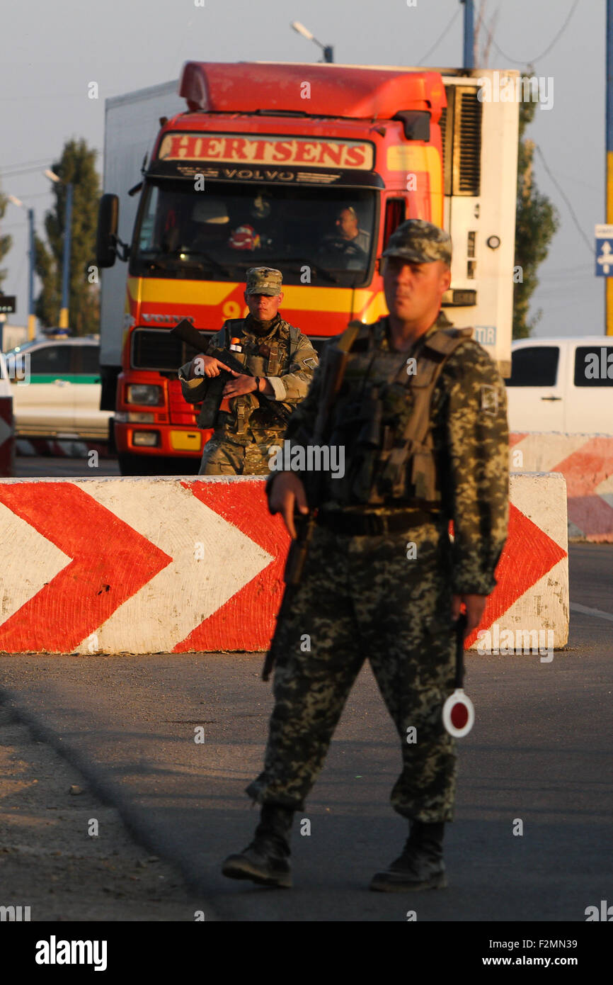 Chonhar, Ukraine. 20. Sep, 2015. Nationalgarde Soldaten verarbeiten den Verkehr auf den Kalanchak BCP. Vorstandsvorsitzender der Basis des krimtatarischen Volkes Refat Tschubarow initiiert die Transport Blockade der administrativen Grenze von Cherson Gebiet und der Krim ab 20. September mittags mit dem Ziel, die Versorgung mit Lebensmitteln abgeschnitten und andere Produkte vom Festland auf das annektierte Gebiet. © Sergii Kharchenko/Pacific Press/Alamy Live-Nachrichten Stockfoto