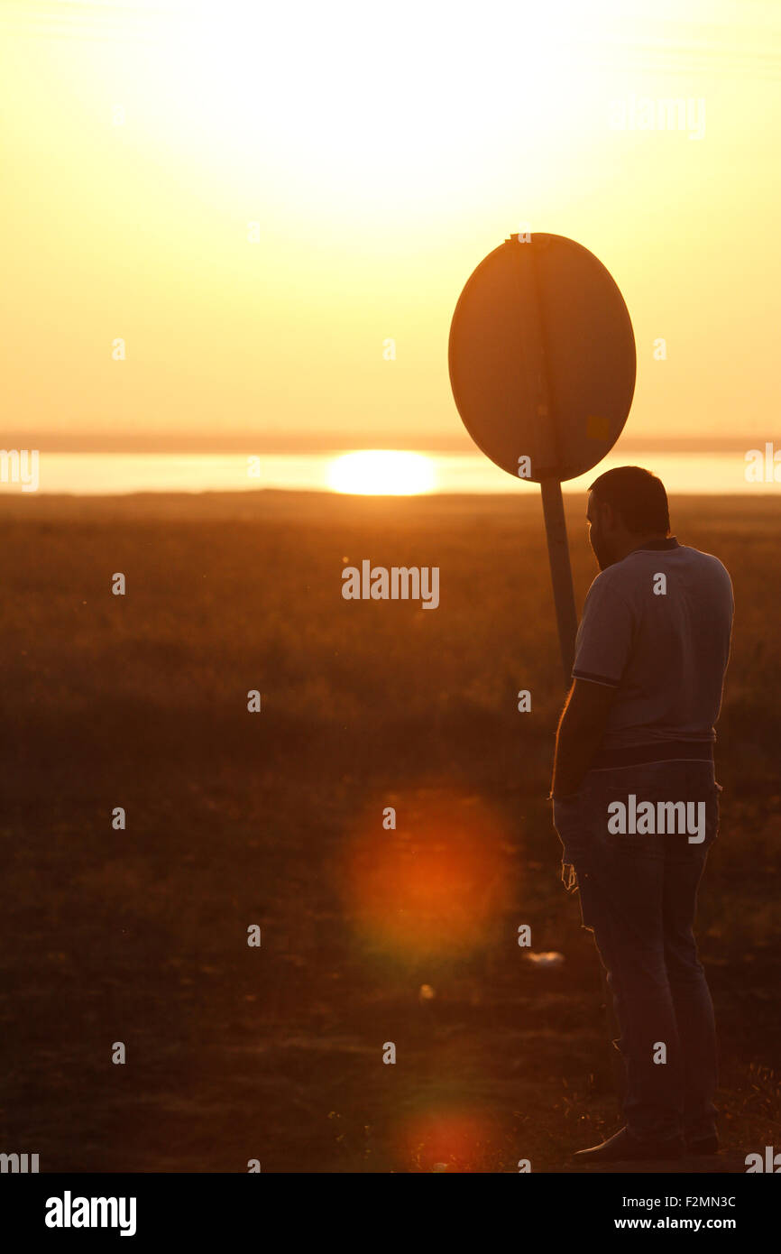 Chonhar, Ukraine. 20. Sep, 2015. LKW-Fahrer sind vor ihrer gezeigten gesehen, wie sie von Aktivisten an der Grenze zwischen dem Festland der Ukraine und dem annektierten Gebiet der Krim blockiert wurden. Vorstandsvorsitzender der Basis des krimtatarischen Volkes Refat Tschubarow initiiert die Transport Blockade der administrativen Grenze von Cherson Gebiet und der Krim ab 20. September mittags mit dem Ziel, die Versorgung mit Lebensmitteln abgeschnitten und andere Produkte vom Festland auf das annektierte Gebiet. © Sergii Kharchenko/Pacific Press/Alamy Live-Nachrichten Stockfoto
