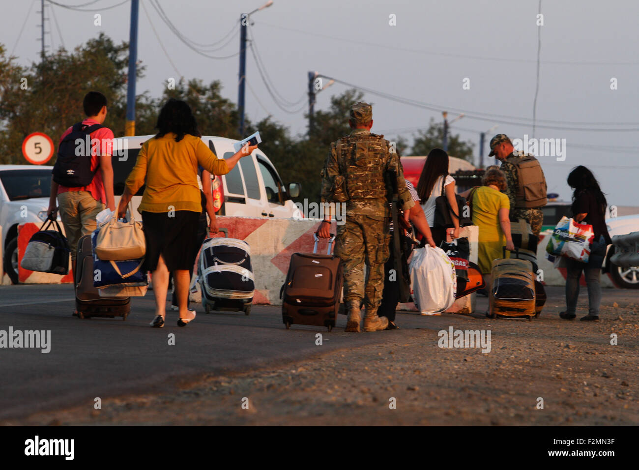 Chonhar, Ukraine. 20. Sep, 2015. Menschen, die ihre waren über die Grenze zwischen dem Festland der Ukraine und dem annektierten Gebiet der Krim. Vorstandsvorsitzender der Basis des krimtatarischen Volkes Refat Tschubarow initiiert die Transport Blockade der administrativen Grenze von Cherson Gebiet und der Krim ab 20. September mittags mit dem Ziel, die Versorgung mit Lebensmitteln abgeschnitten und andere Produkte vom Festland auf das annektierte Gebiet. © Sergii Kharchenko/Pacific Press/Alamy Live-Nachrichten Stockfoto