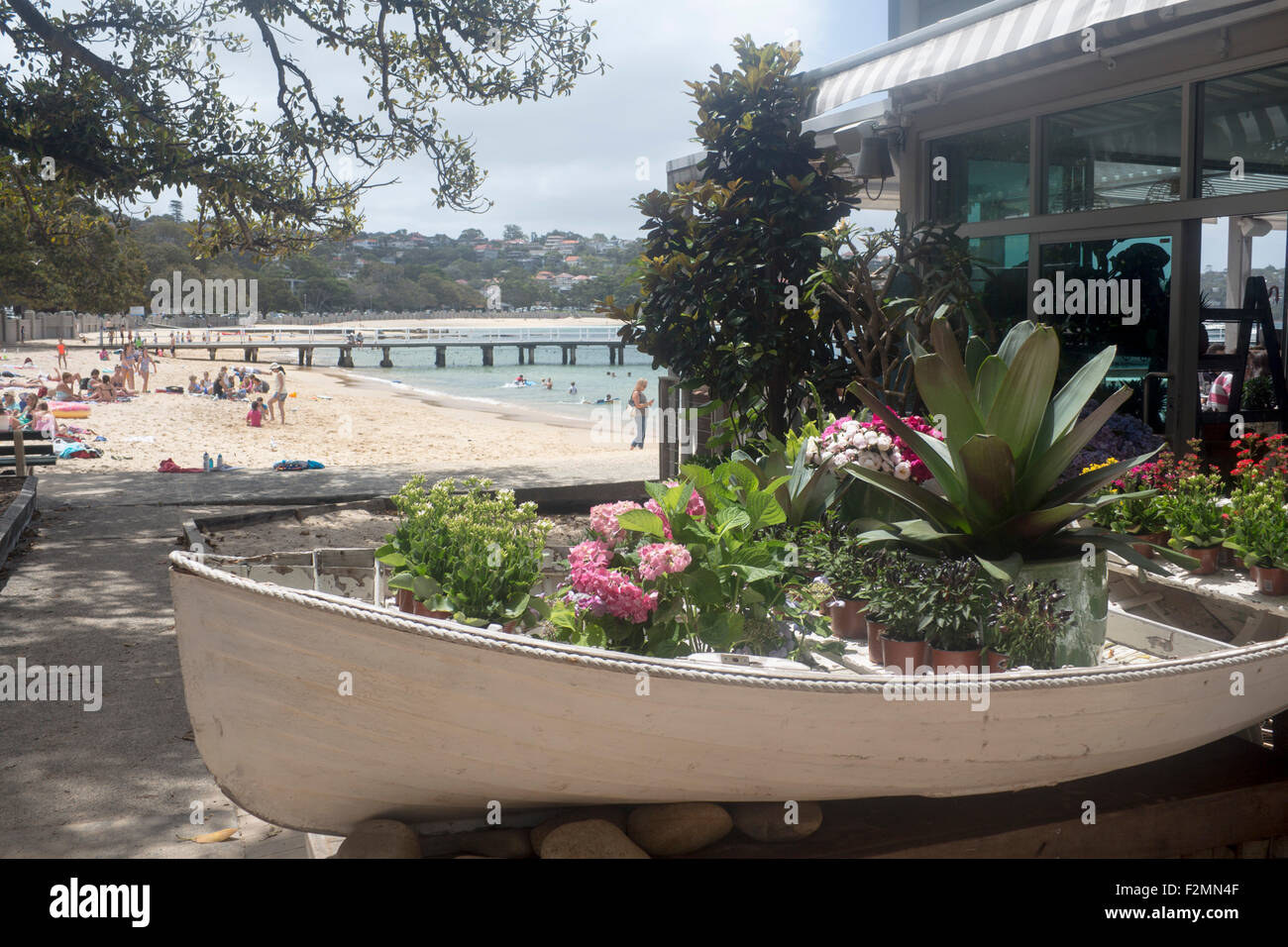Balmoral Beach Sydney Boot voller Blumen vor Café Sydney Hafen New South Wales NSW Australia Stockfoto