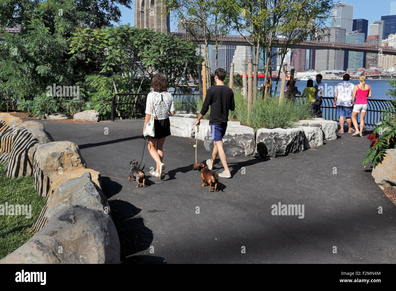 Fuß in den Park in der Nähe der Brooklyn Bridge Brooklyn New York City Stockfoto