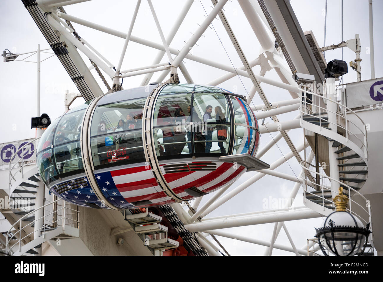 Touristen in einer Hülse mit der amerikanischen Flagge gemalt auf der Unterseite mit dem London Eye in The City of London UK Stockfoto