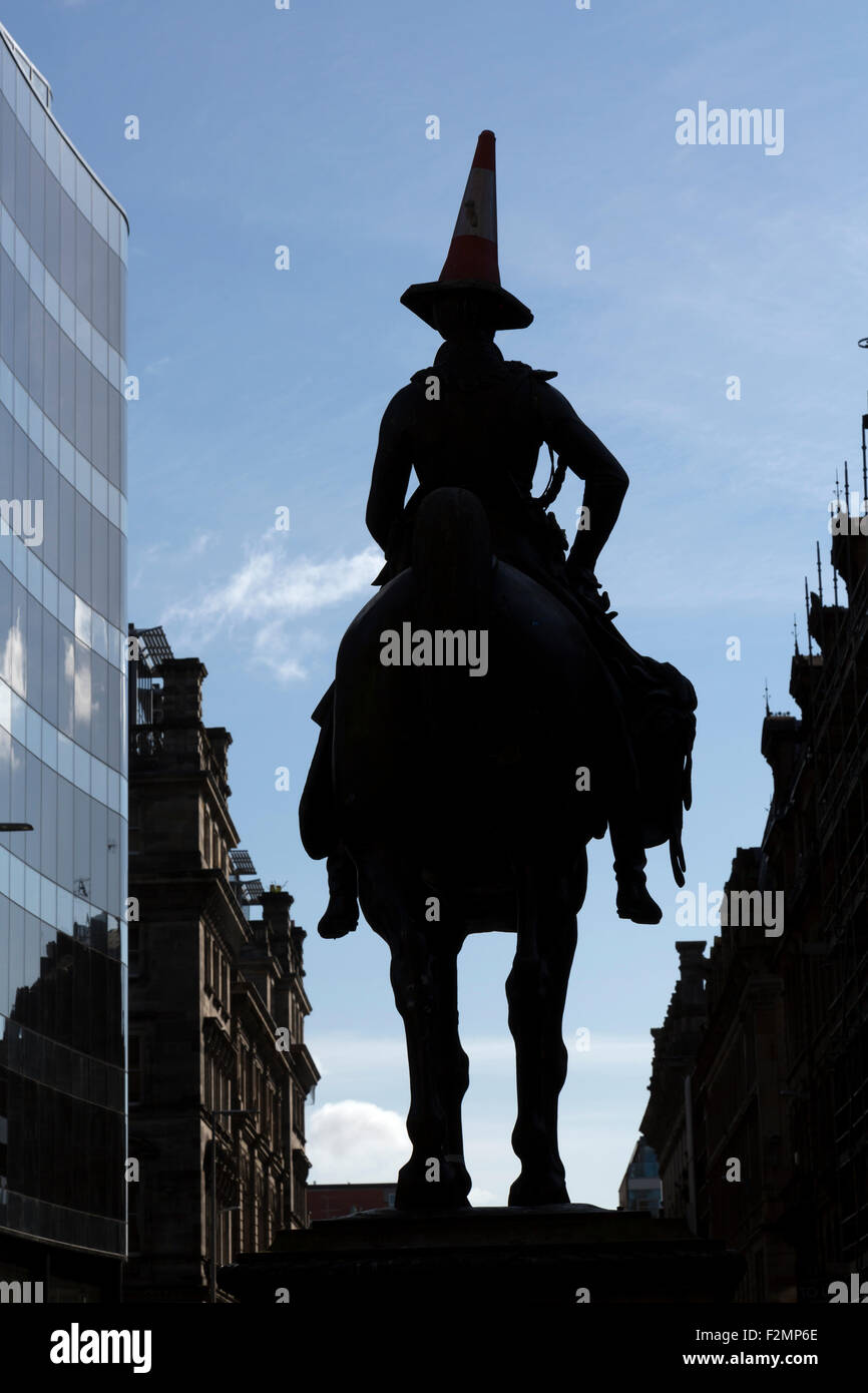 Duke of Wellington Glasgow Statue und Verkehrskegel auf der Kopfsilhouette, im Stadtzentrum, Royal Exchange Square / Queen Street, Schottland, Großbritannien Stockfoto