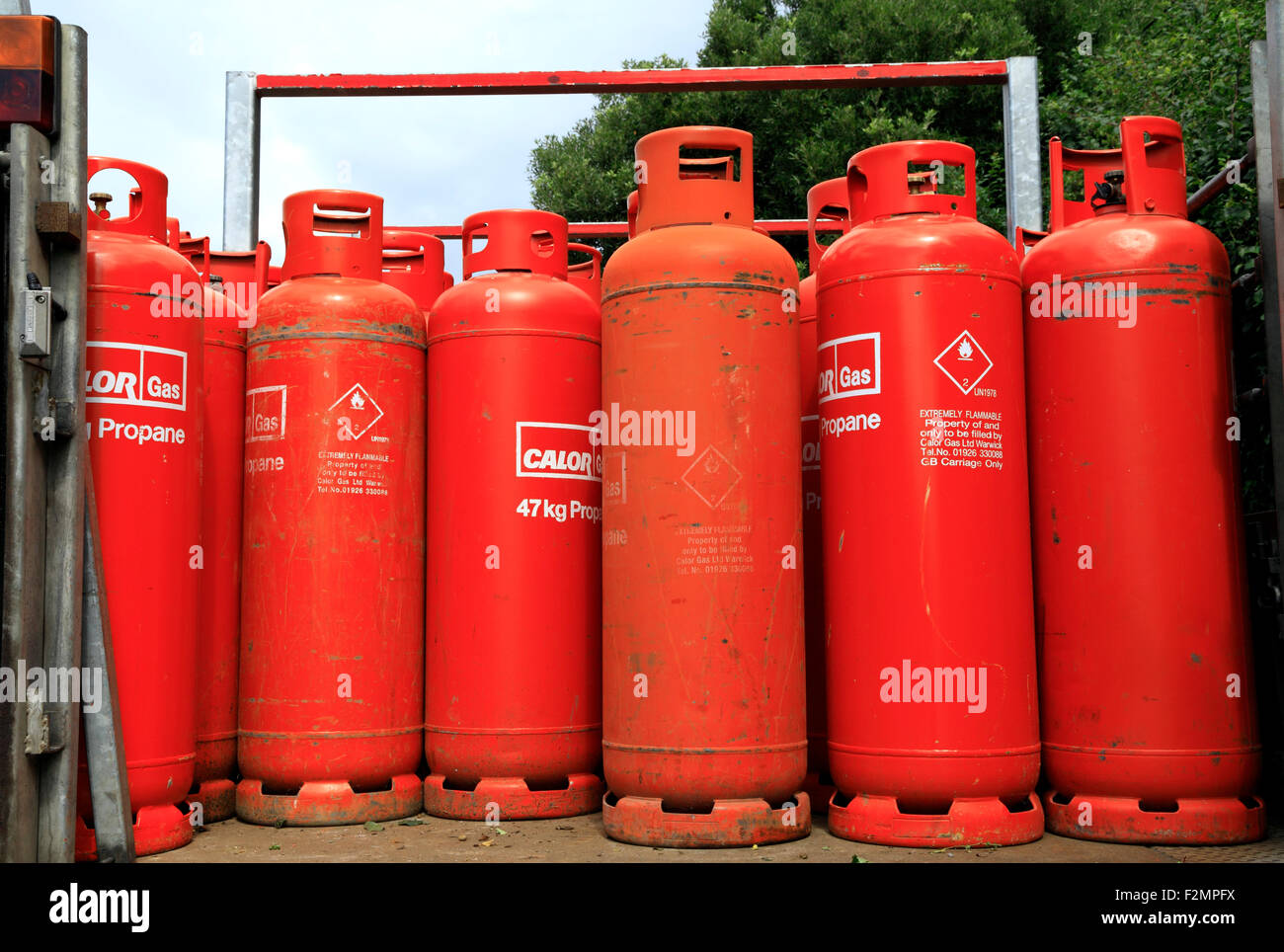 Calor Gas, rot 47 kg Flaschen, Propan Zylinder Zylinder LPG Kraftstoff auf  Lieferung Fahrzeug Flasche Kanister Kanister Stockfotografie - Alamy