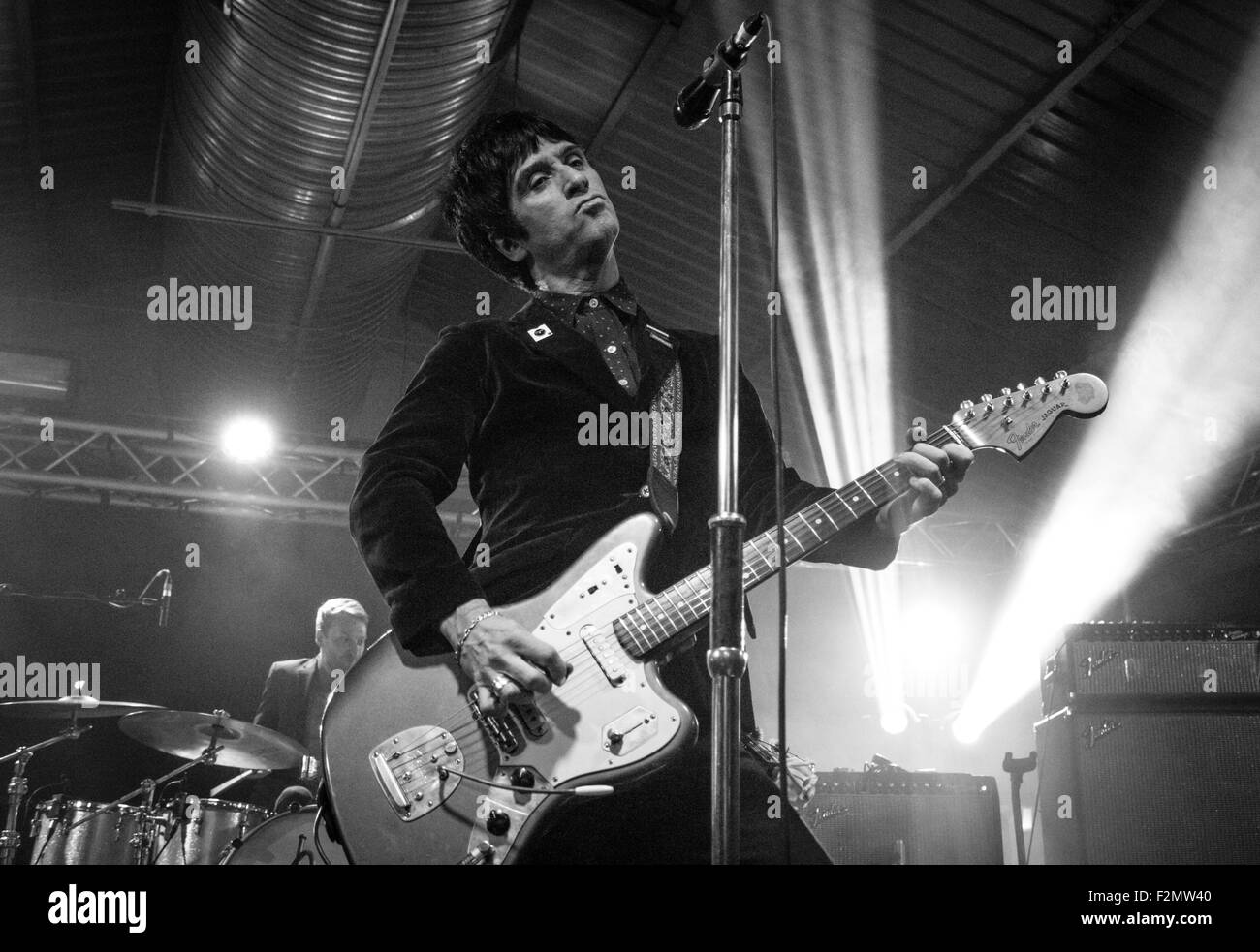 Johnny Marr im Maschinenraum, Southampton, UK in schwarz / weiß und im September 2015 Gitarre zu spielen. Stockfoto