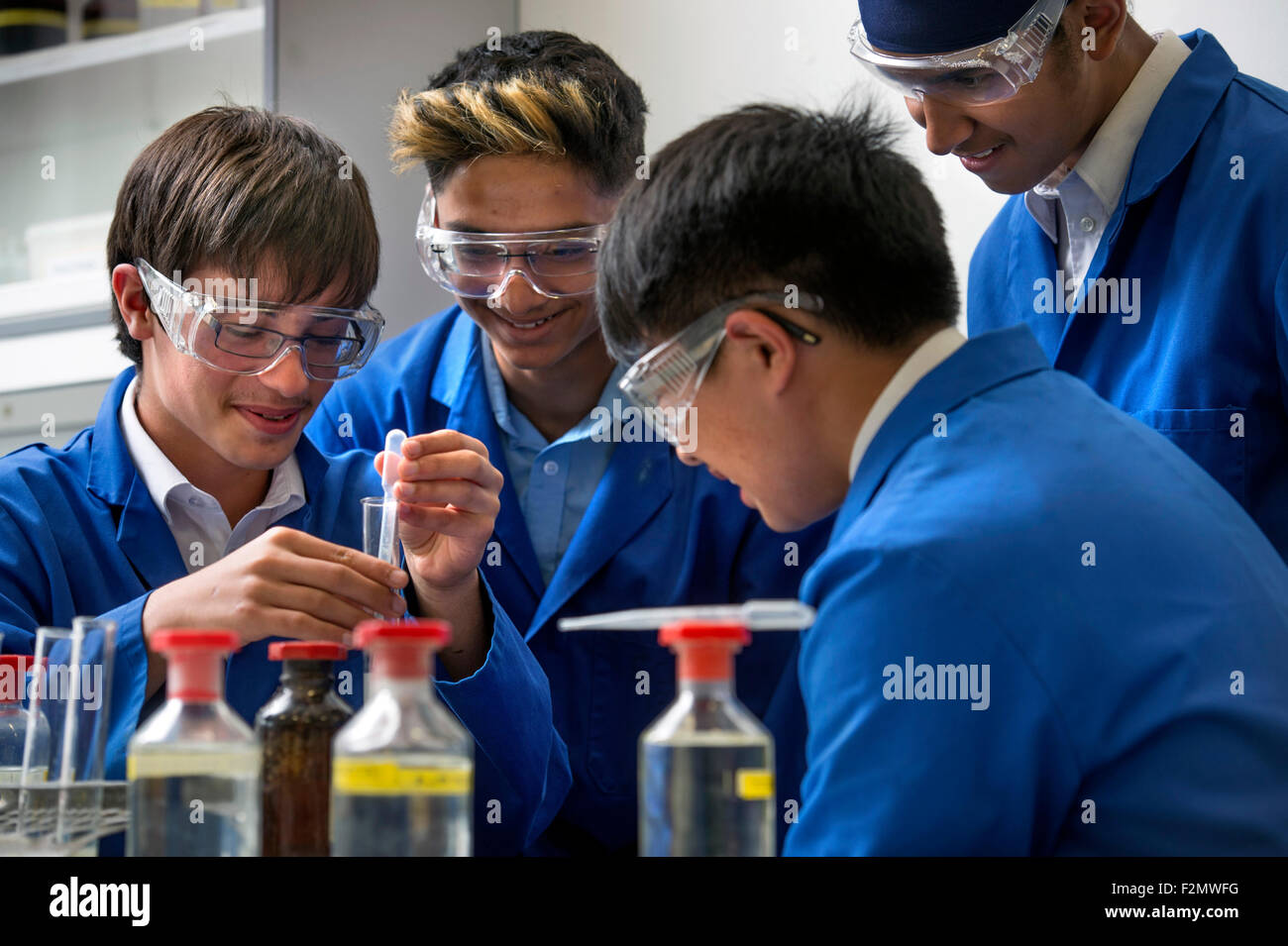 Jungen (14 Jahre alt) während einer Unterrichtsstunde Chemie an des Königs Edwards School, Birmingham UK Stockfoto