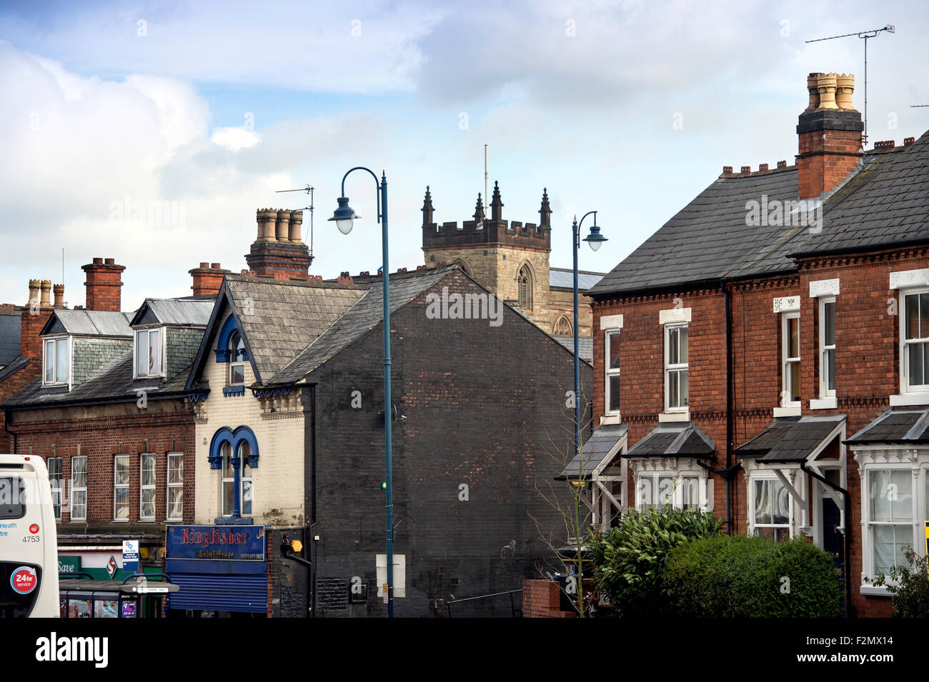 Alcester Straße mit St Mary's Kirche hinter in Moseley, die im städtischen Teil des "Besten Orte zum Leben" Birm gekennzeichnet sein wird Stockfoto