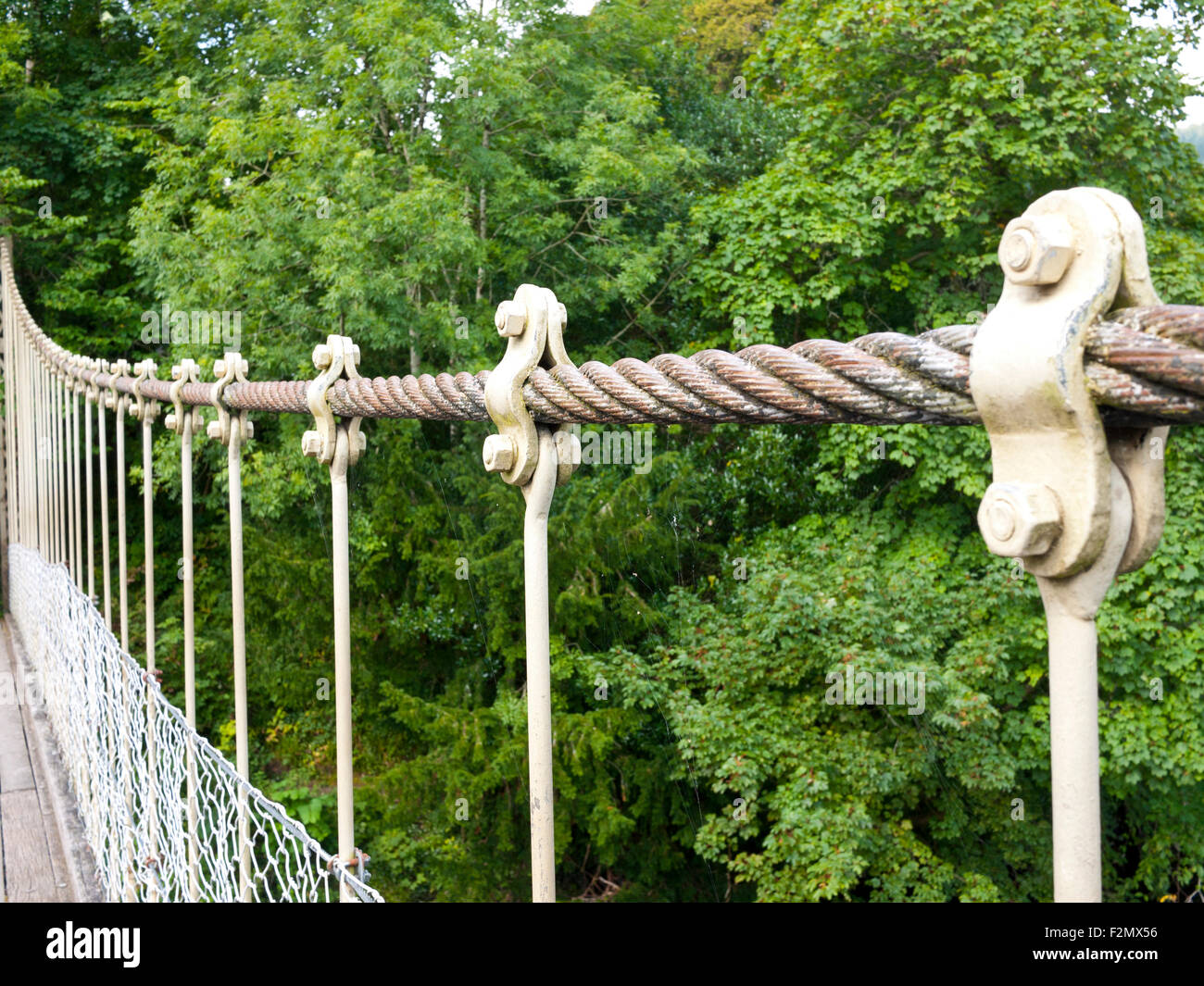 Nahaufnahme des Drahtseils an der Sappers Bridge über den Fluss Conwy, Betwys-y-Coed, Nordwales, Großbritannien Stockfoto