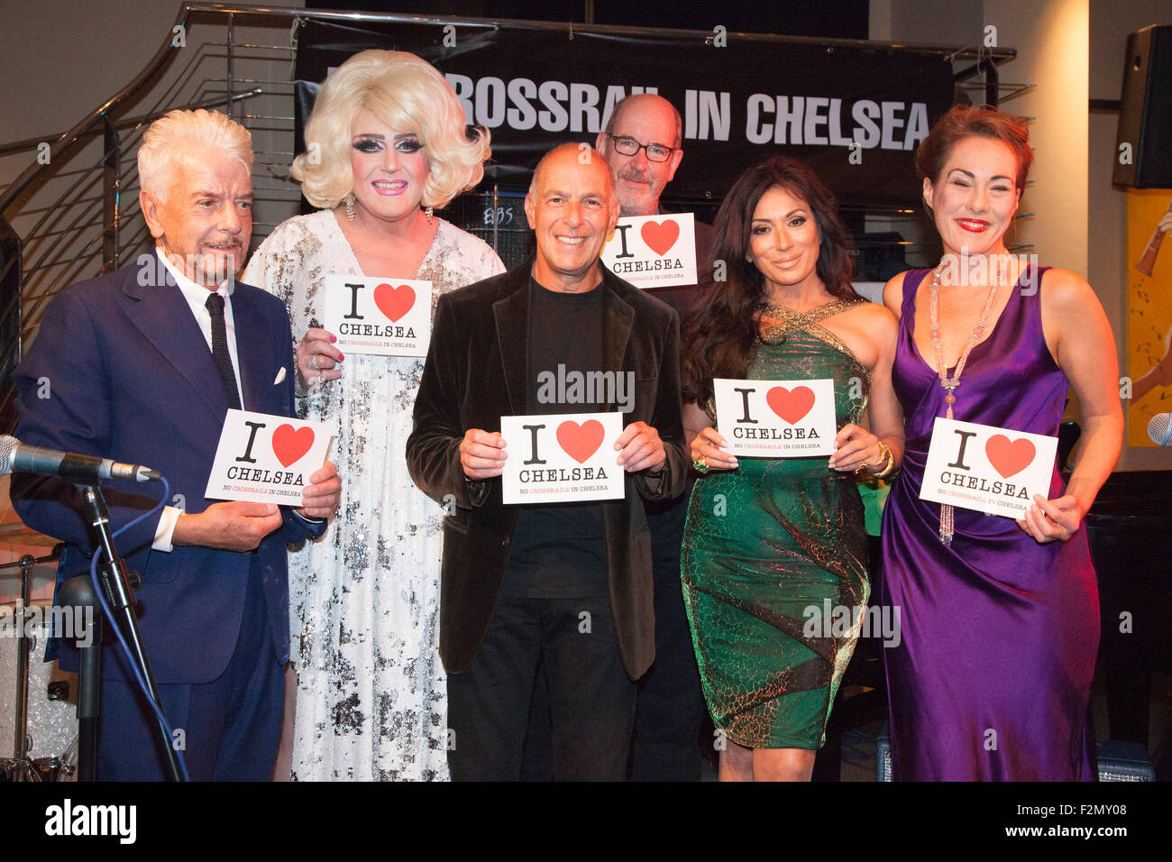 London, UK. 9. September 2015. Darsteller und Campgainers auf der Bühne, L-r: Nicky Haslam, Miss Hope Springs (aka Ty Jeffries) und Melinda Hughes, Loyd Grossman, Chris Lenon (Vorsitzender des No Crossrail Chelsea-Kampagne), Nancy Dell'Olio. Nancy Dell'Olio, Loyd Grossman und Nicky Haslam Sterne in einem exklusiven König Straße Kabarett in der Fasanerie zur Unterstützung der No Crossrail Chelsea Kampagne. Die Kampagne ist gegen die Pläne für eine Crossrail 2 Station in Chelsea. Stockfoto