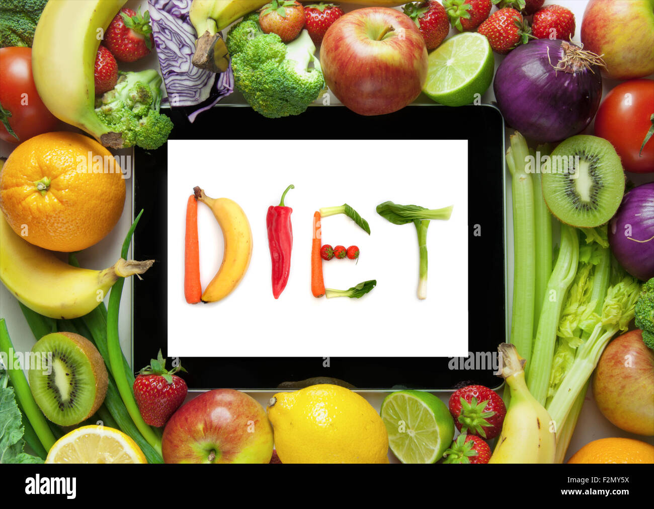 Computer Tablet-Bildschirm mit Diät Text Block Buchstaben in Form von Obst und Gemüse Stockfoto