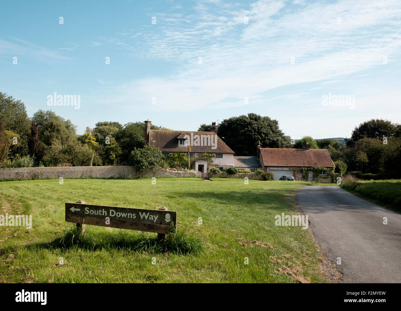 Melden Sie eine Richtung für den South Downs Way Wanderweg der South Downs National Park im Dorf Southease Stockfoto