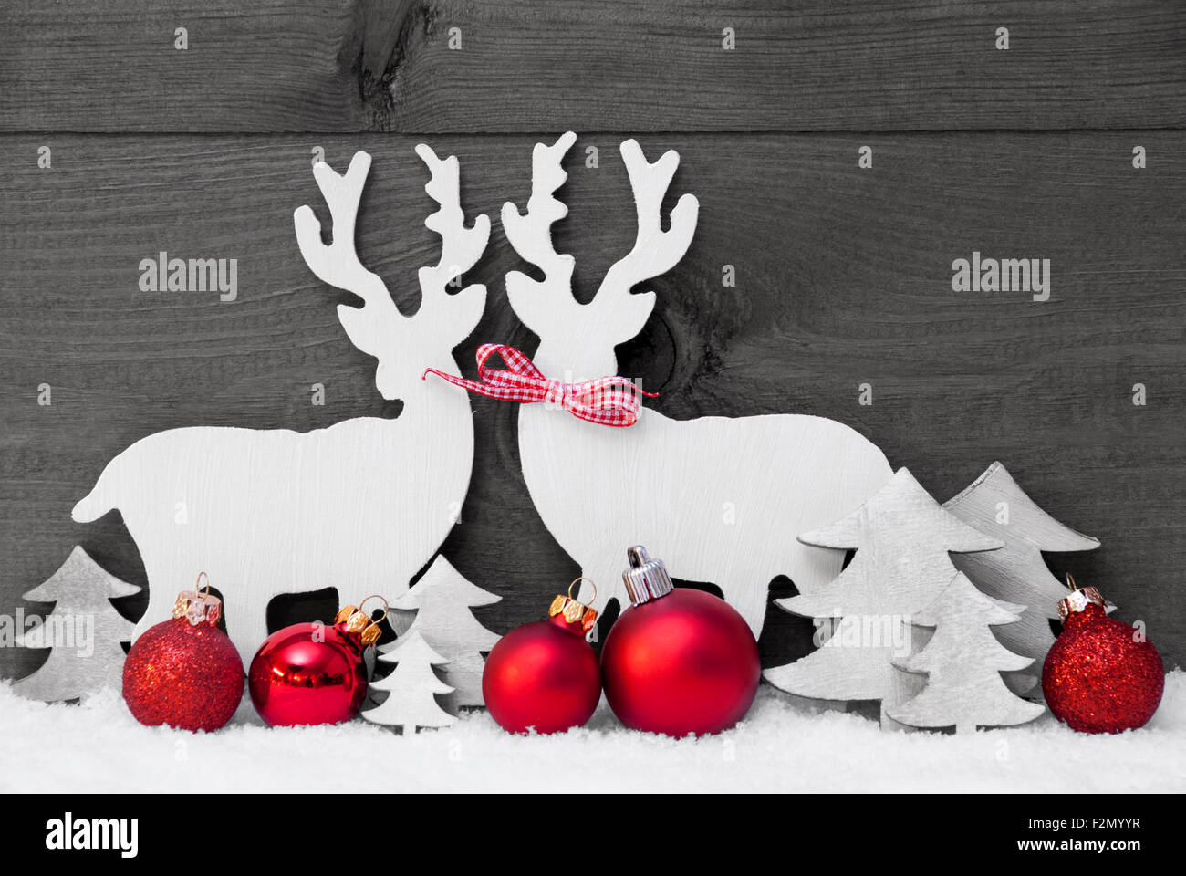 Graue Weihnachtsdekoration, Rentier paar, Liebe, Schnee, rote Kugel Stockfoto