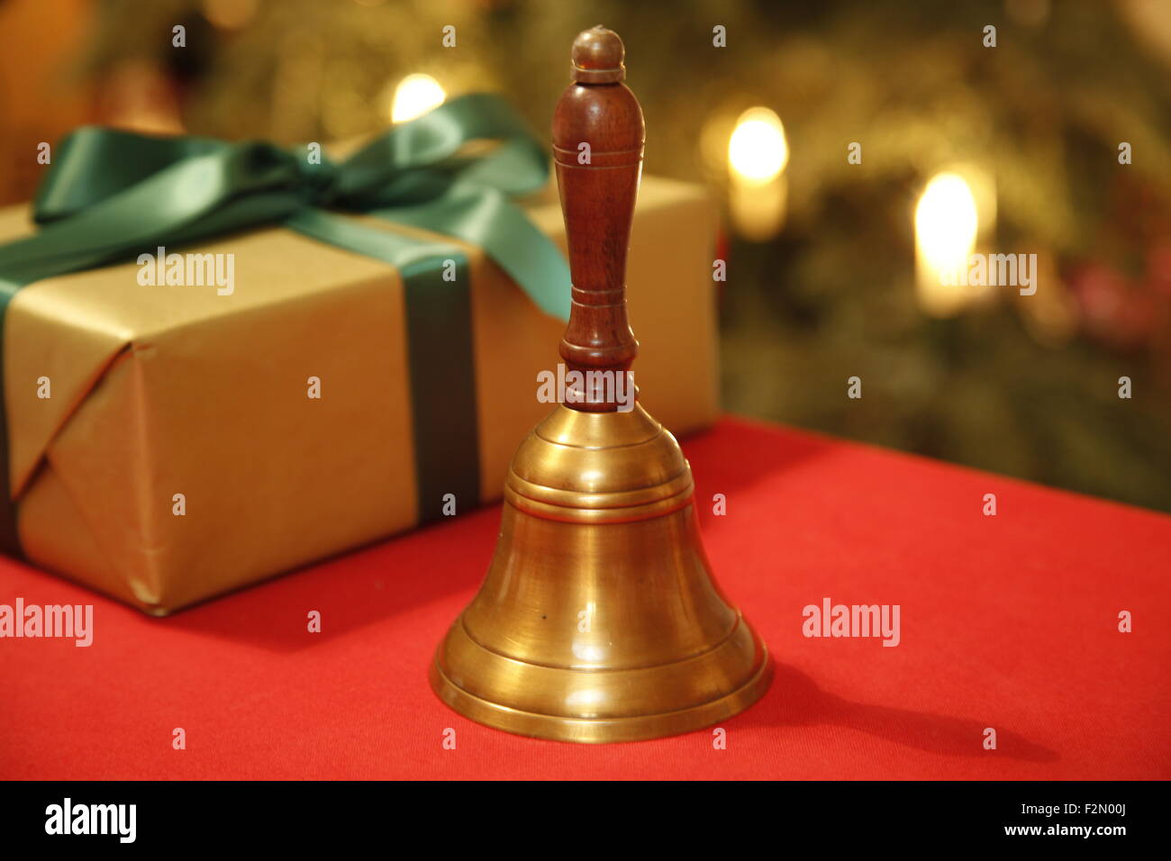 Weihnachten Bell und Weihnachtsgeschenk Stockfoto