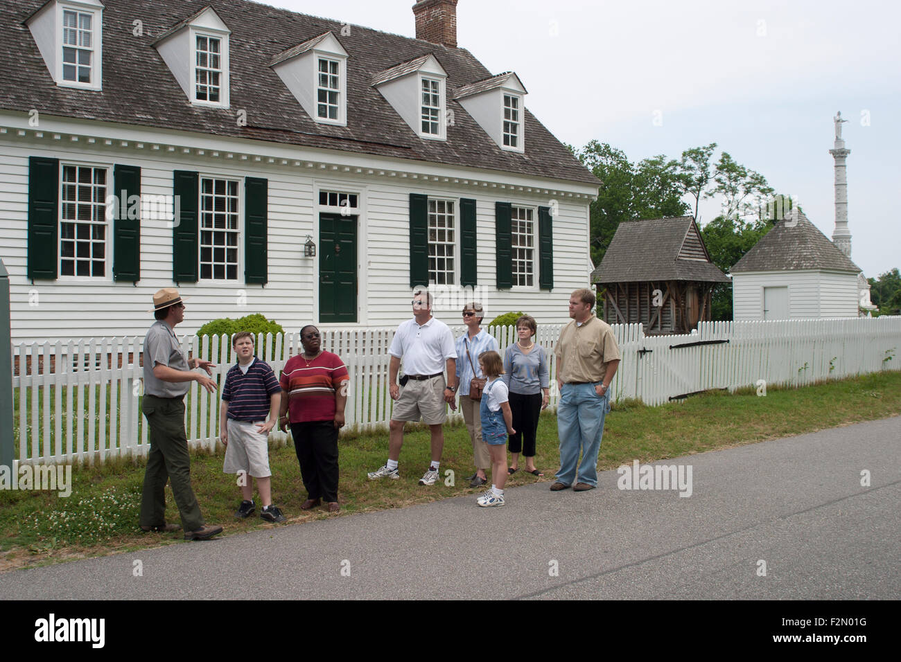 Ein Nationalpark-Ranger erzieht Besucher über das 1760 Dudley Diggs Haus, Yorktown, VA Stockfoto
