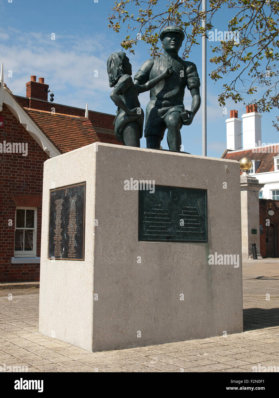 Das Mudlarks Denkmal vor den Toren des Portsmouth Historic Dockyard The Hard Portsmouth Hampshire England UK Stockfoto