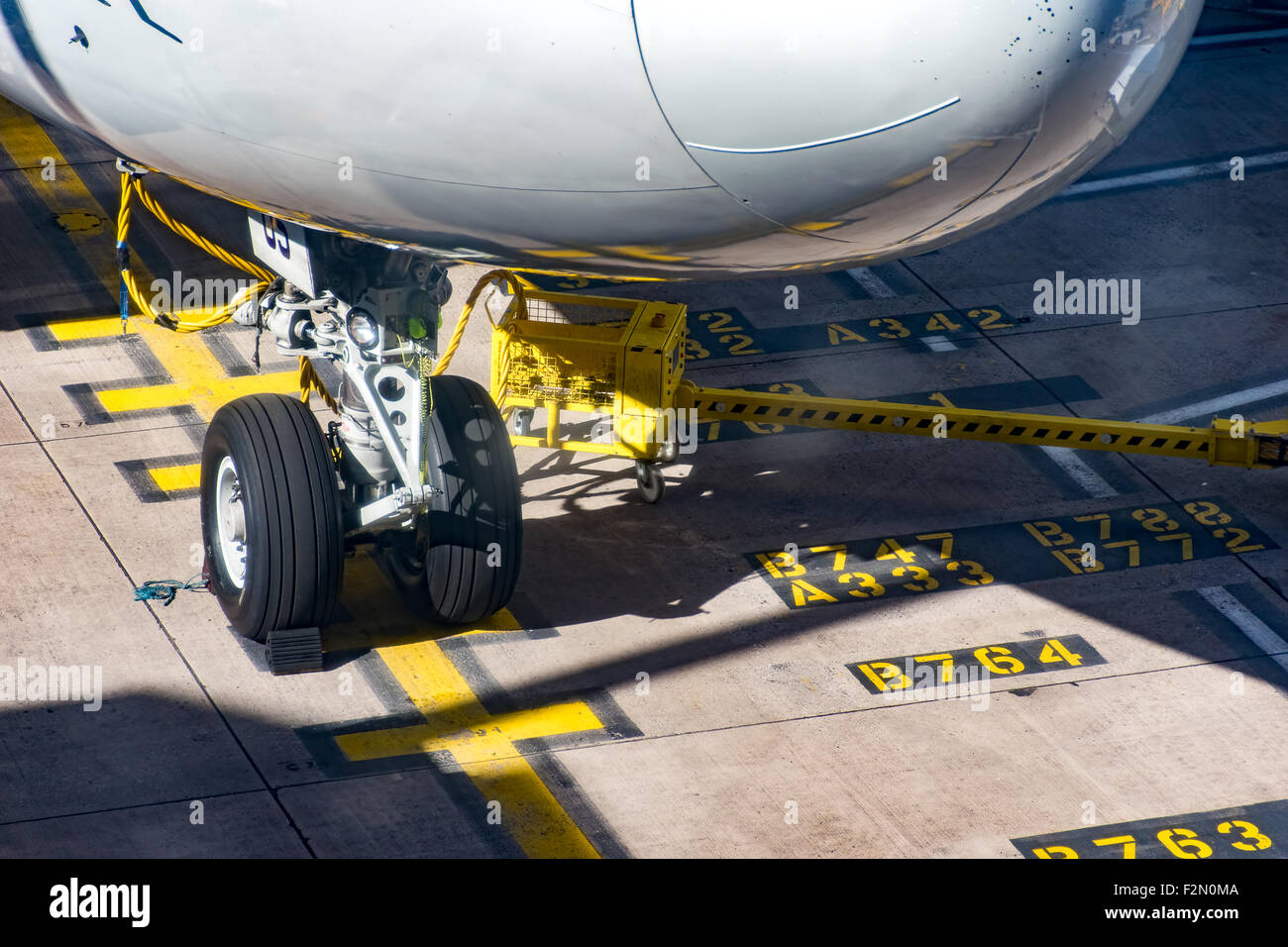 Vordere Räder Boeing 747 auf stand Stockfoto