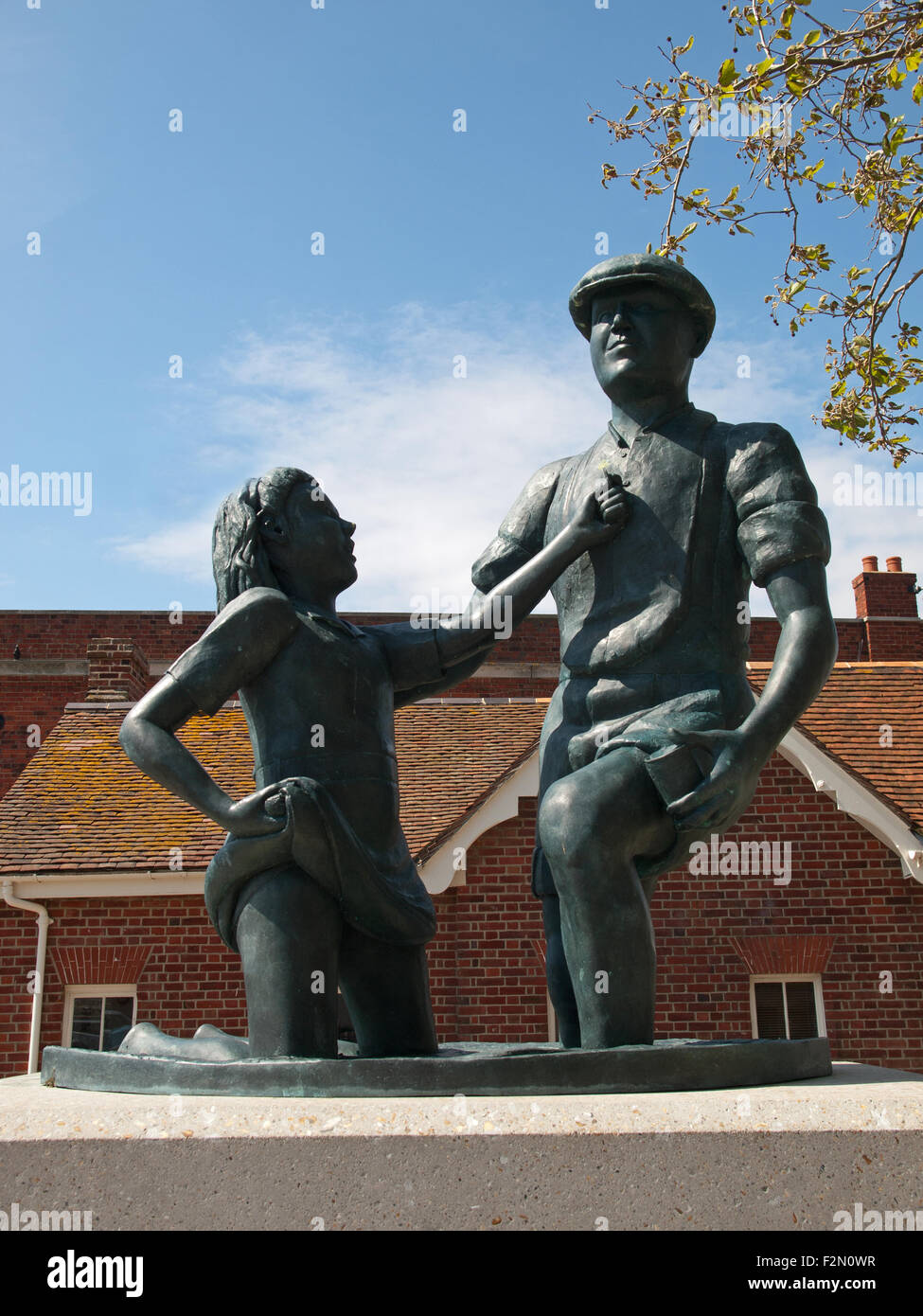 Das Mudlarks Denkmal vor den Toren des Portsmouth Historic Dockyard The Hard Portsmouth Hampshire England UK Stockfoto