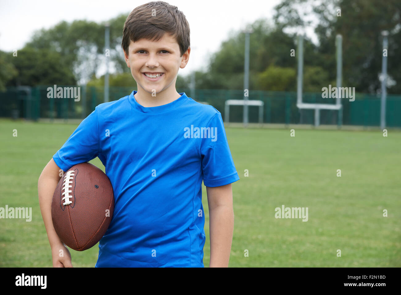 Porträt eines jungen Schule Fußballplatz Ball festhalten Stockfoto