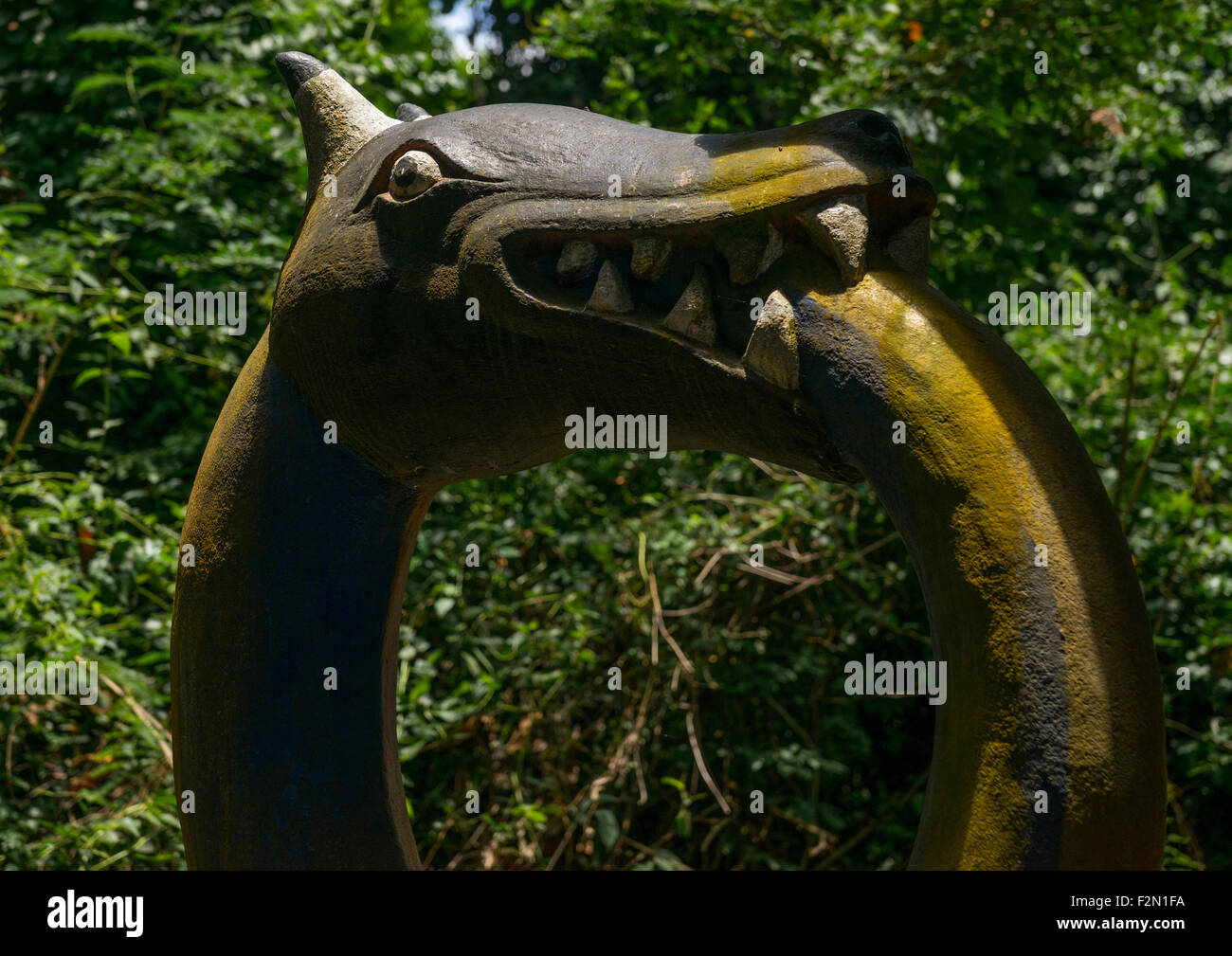 Benin, Westafrika, Ouidah, Aido Hwedo Regenbogen Schlange Gottheit im heiligen Wald kpasse Stockfoto