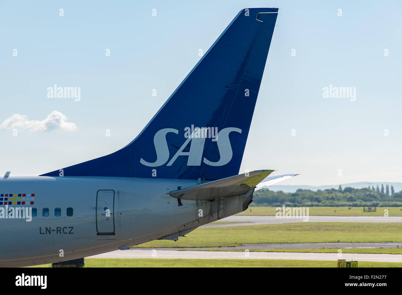 MANCHESTER, Vereinigtes Königreich - 7. August 2015: SAS Scandinavian Airlines Boeing 737-Tail-Lackierung Manchester Airport 7. August 2015. Stockfoto