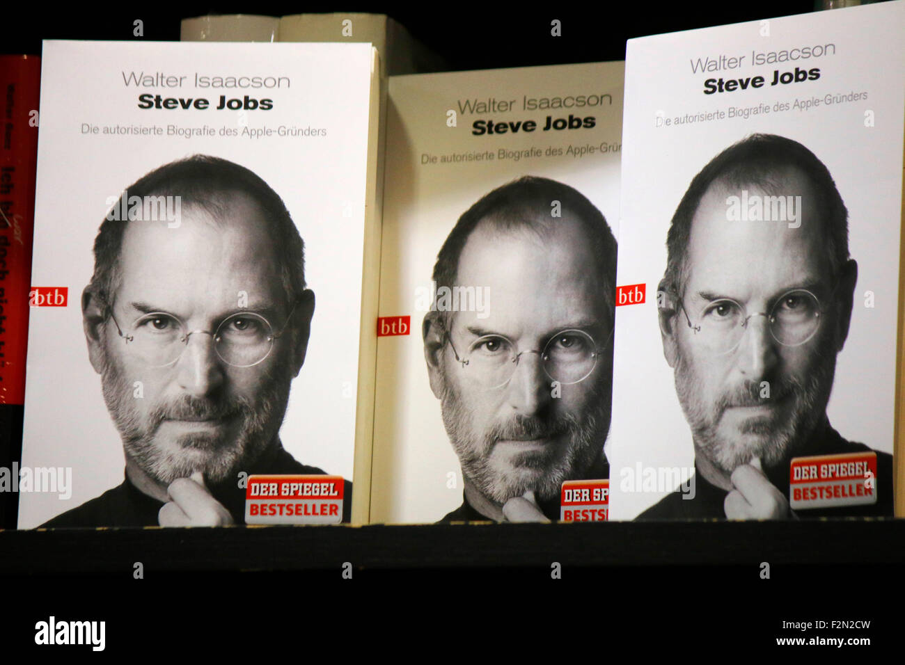 Deckung Einer Biographie schlug Steve Jobs (von Walter Isaacson), Berlin-Mitte. Stockfoto